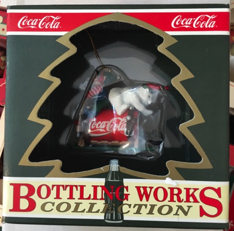 45158-4 € 10,00 coca cola ornament ijsbeer en kabouter op blikje.jpeg